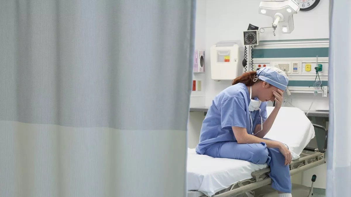 Imagem de enfermeira preocupada